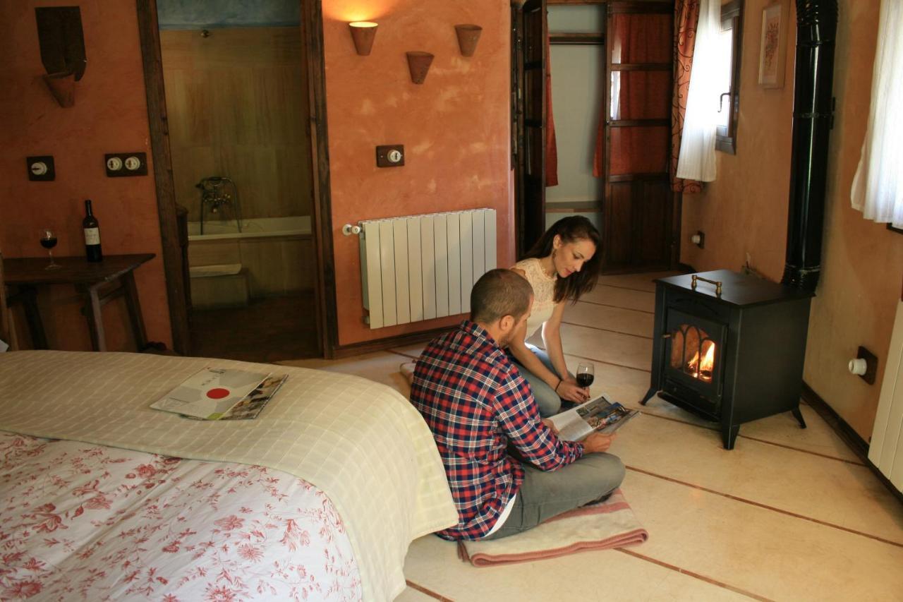 Habitación con cama grande y bañera de hidromasaje