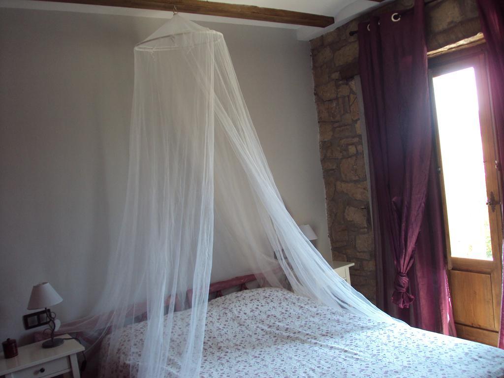 Habitación con cama grande y balcón