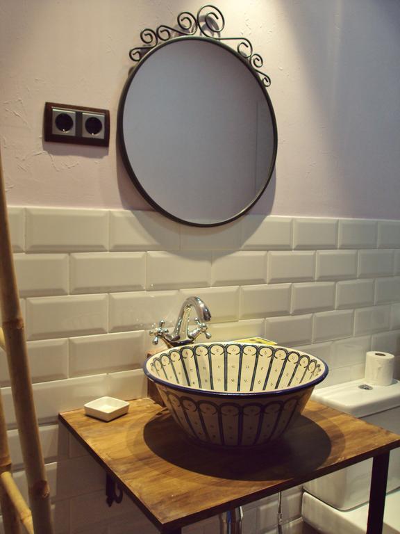 Habitación con cama grande y bañera de hidromasaje