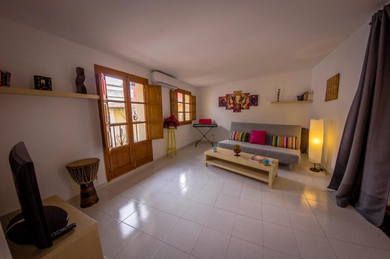 Habitación con cama grande
