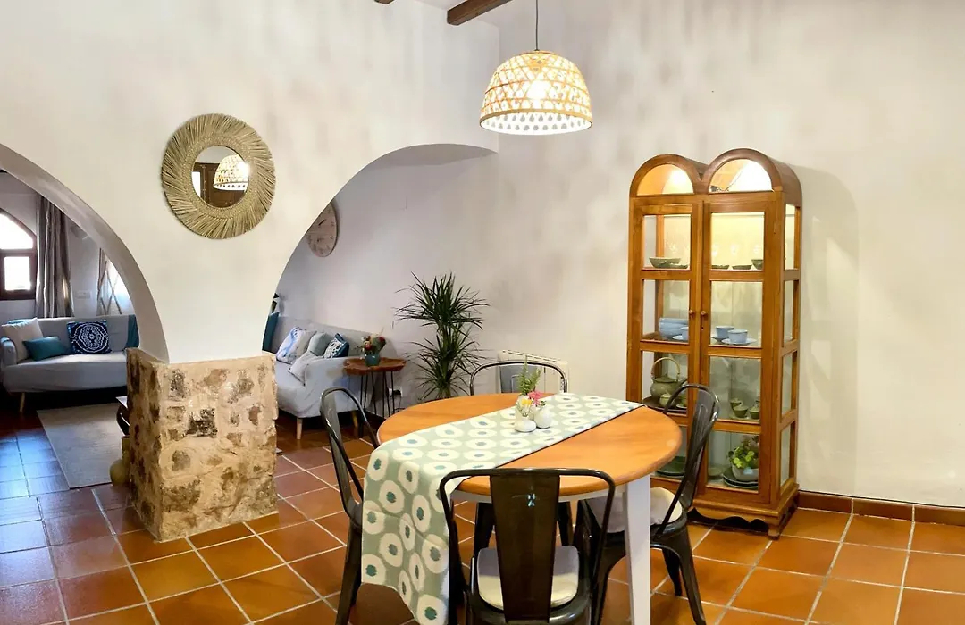Masía de San Juan, casa rural renovada y con terraza privada en castillo con piscina-1