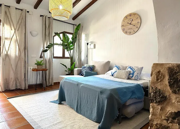 Masía de San Juan, casa rural renovada y con terraza privada en castillo con piscina Segorbe 