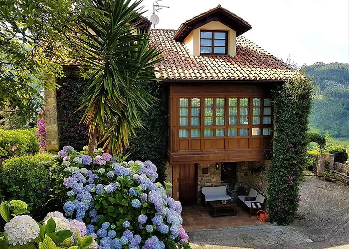 Trisqueles y Buganvillas Villaviciosa 